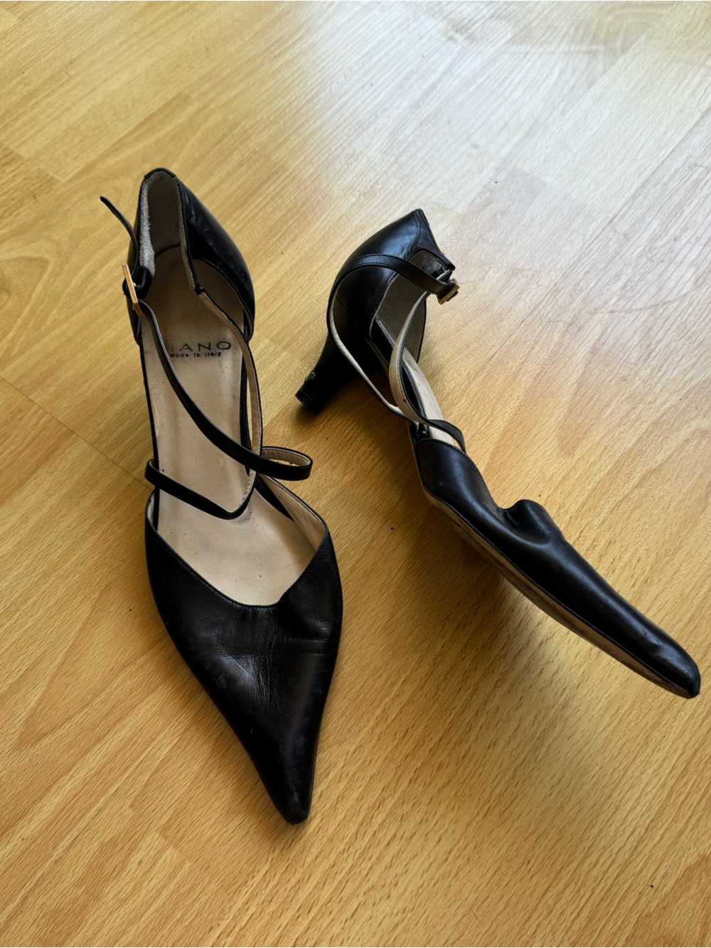 Vintage Mano black leather pointed toe kitten heels